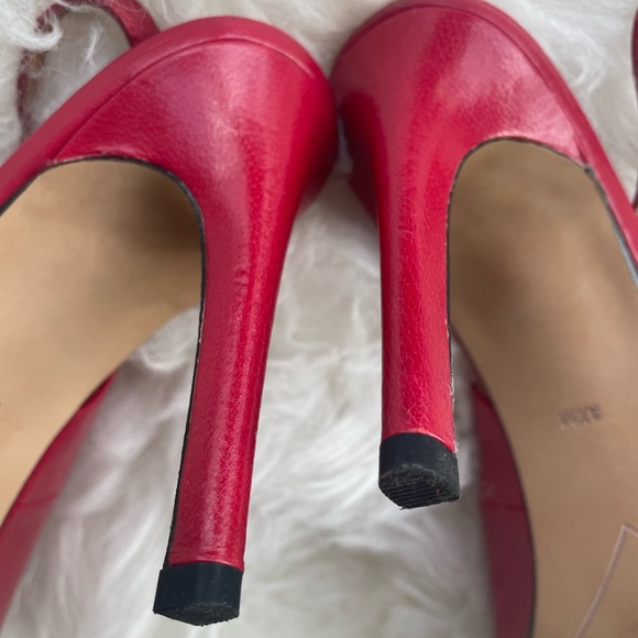 Pinup girl style sling back heels with bow toe. - Picture 4 of 9